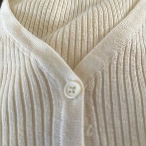 Brandy Melville Classic Cropped Cream Colored Cable Knit V Neck Cardigan Sweater